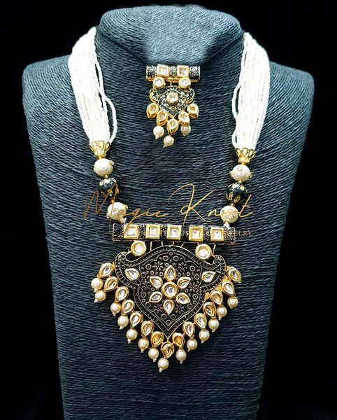 White puti with meenakari kundan pendant White puti with meenakari kundan pendant